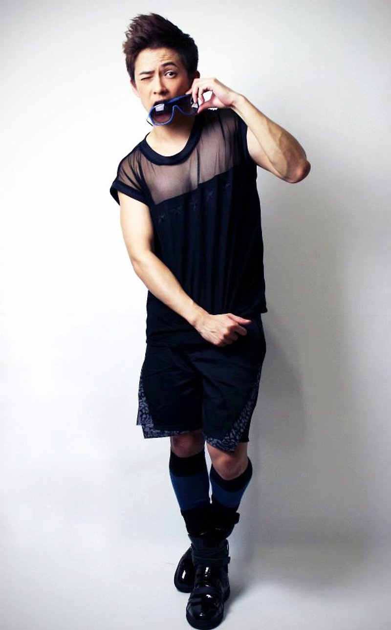 Taiwanese designer brand men's fashion fashionable avant-garde design men's shorts casual pants black - กางเกงขาสั้น - วัสดุอื่นๆ สีดำ