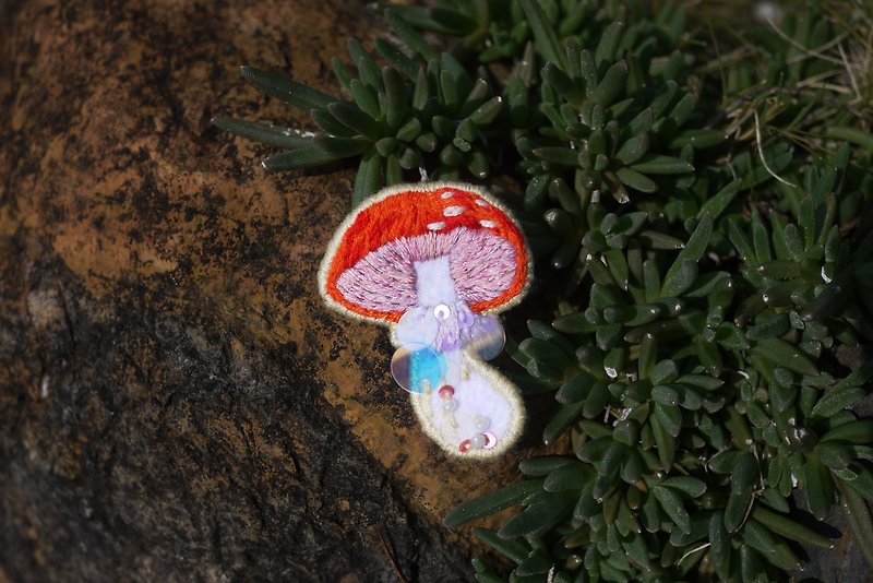 [Mushroom Embroidery] Shiitake / Mushroom / Limited Handmade Brooch - เข็มกลัด - งานปัก สีส้ม