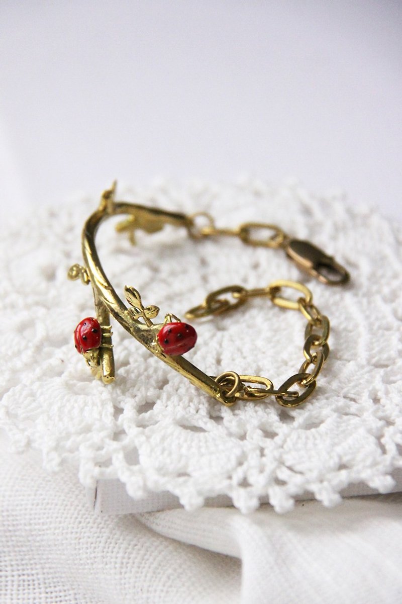 Ladybug bracelet on a branch by linen. - 手鍊/手環 - 其他金屬 