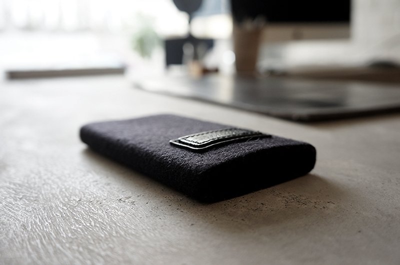 Seamless double-sided label wool mobile phone bag for 4.7-inch iphone12mini / 8 / 7/ SE - Other - Wool Black