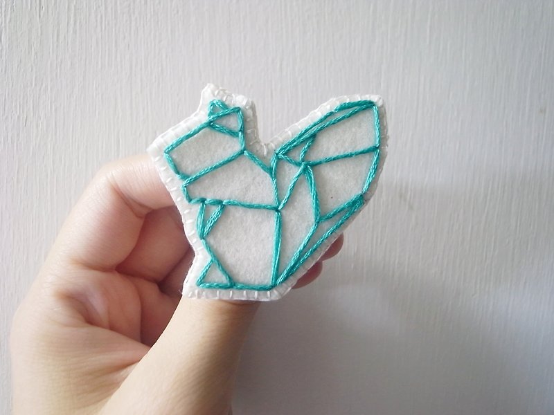 ORIGAMI摺紙刺繡森林系列-碧綠色的小松鼠別針 - Brooches - Other Materials Green