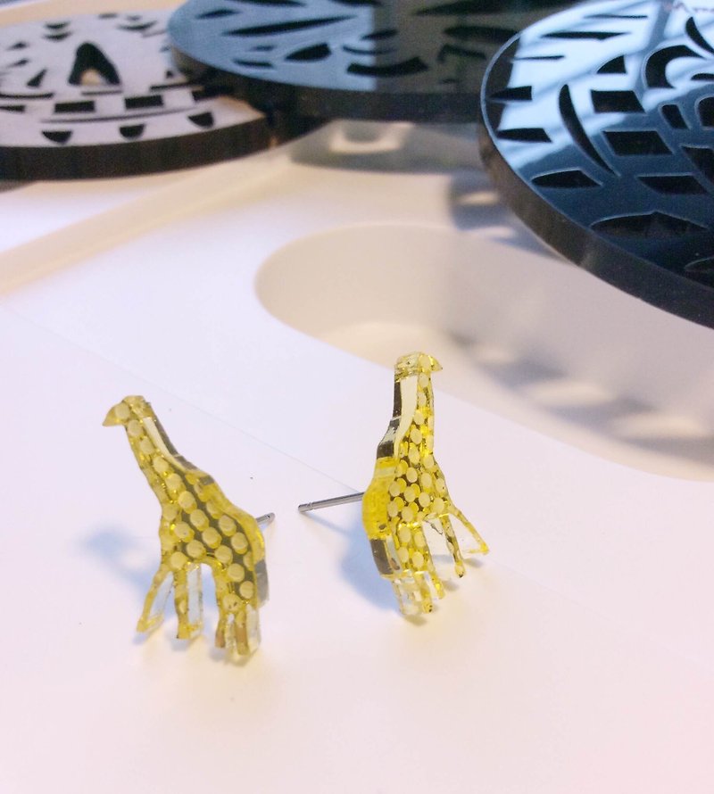 M.moment hand made earrings - little sunburn giraffe - ต่างหู - อะคริลิค สีเหลือง