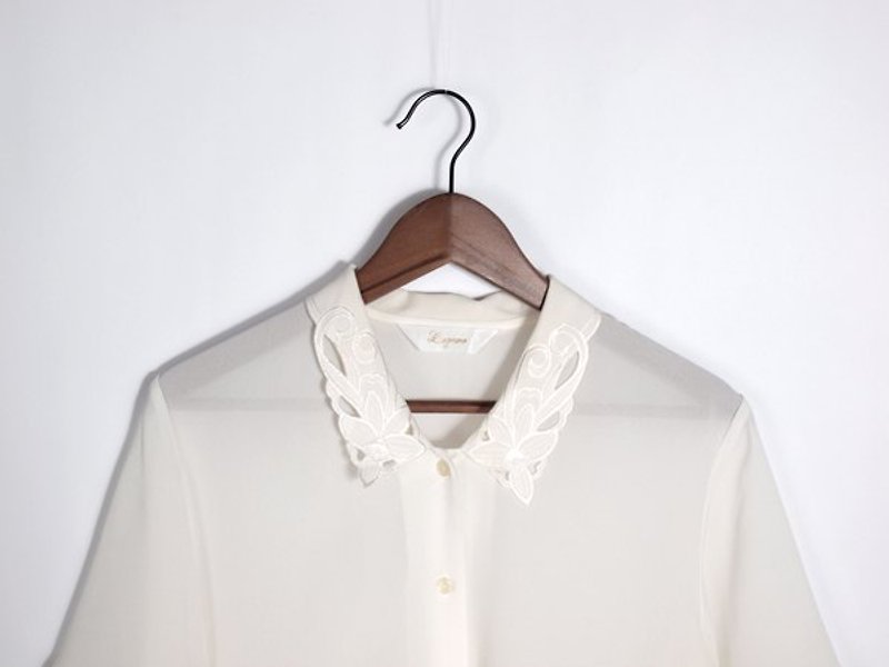 │日本古著│001簍空蕾絲花刺繡奶油白襯衫 - 恤衫 - 其他材質 白色