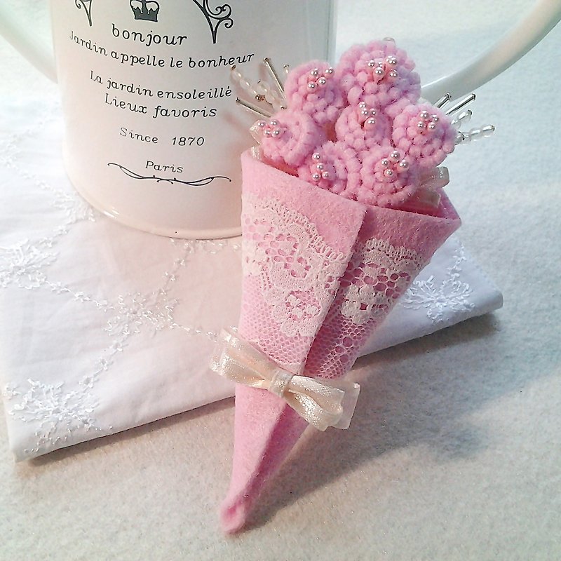 MFP pink felt beads handmade lace flowers brooch pin flower bouquet - เข็มกลัด - วัสดุอื่นๆ สึชมพู