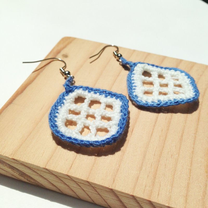 Elaine muffins plaid earrings (clip-on can be changed) - ต่างหู - วัสดุอื่นๆ ขาว