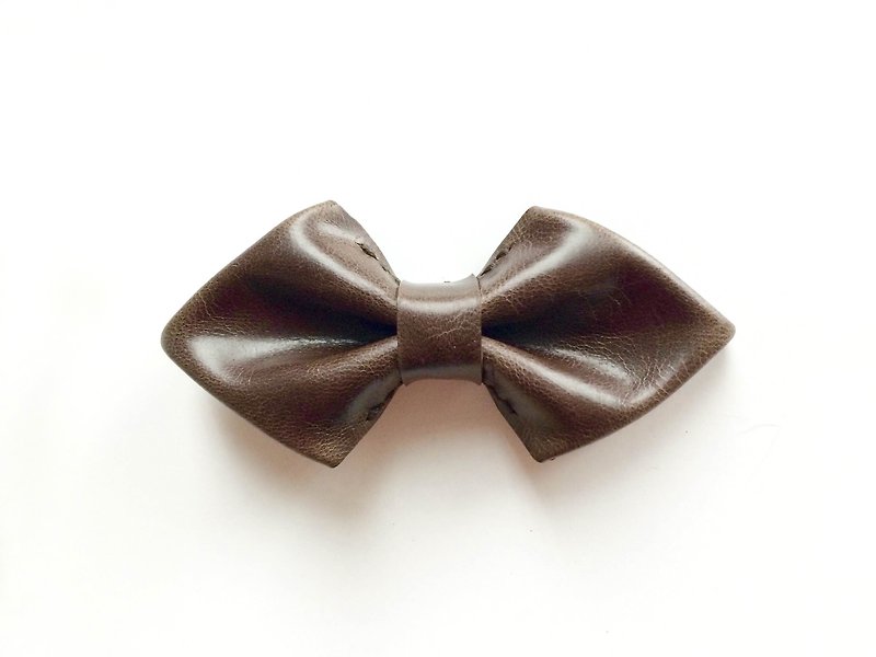 チョコレート色の革のダイヤモンド形の蝶ネクタイボウタイ - ネクタイ・タイピン - 革 ブラウン