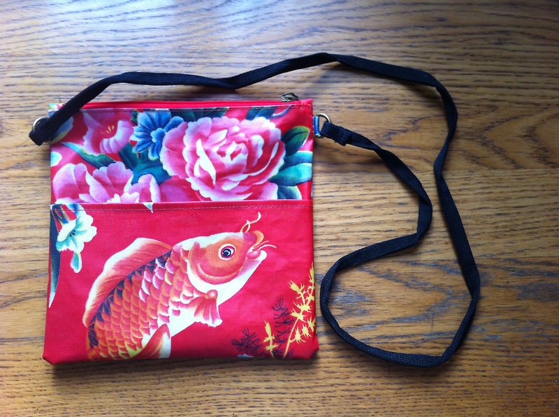 Lei Yue Longmen Printed Crossbody Bag - กระเป๋าแมสเซนเจอร์ - วัสดุกันนำ้ สีแดง