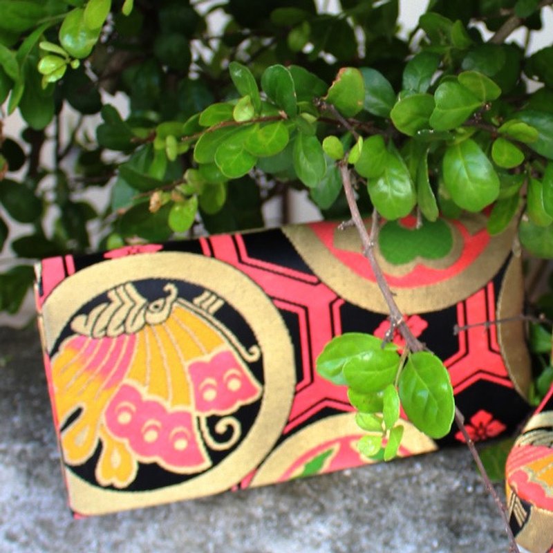 [Vintage bag] {} Nippon black and gold butterfly pattern embroidered kimono Clutch - Clutch Bags - Other Materials Black