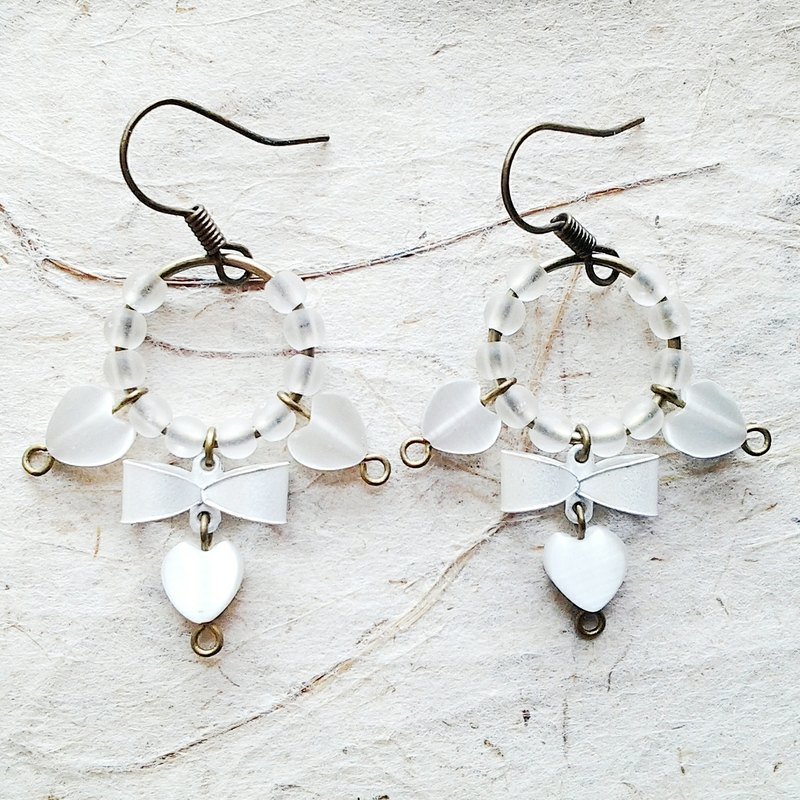 EarringFanatic白色貓眼石三心兩意耳環 - Earrings & Clip-ons - Gemstone White