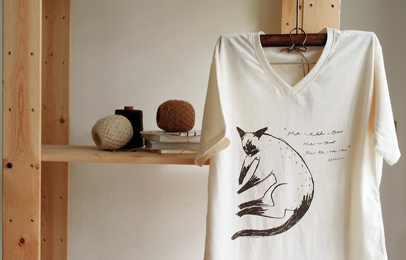 T shirt V neck cotton siamese cat hand print with brown colour - 帽T/大學T - 棉．麻 卡其色