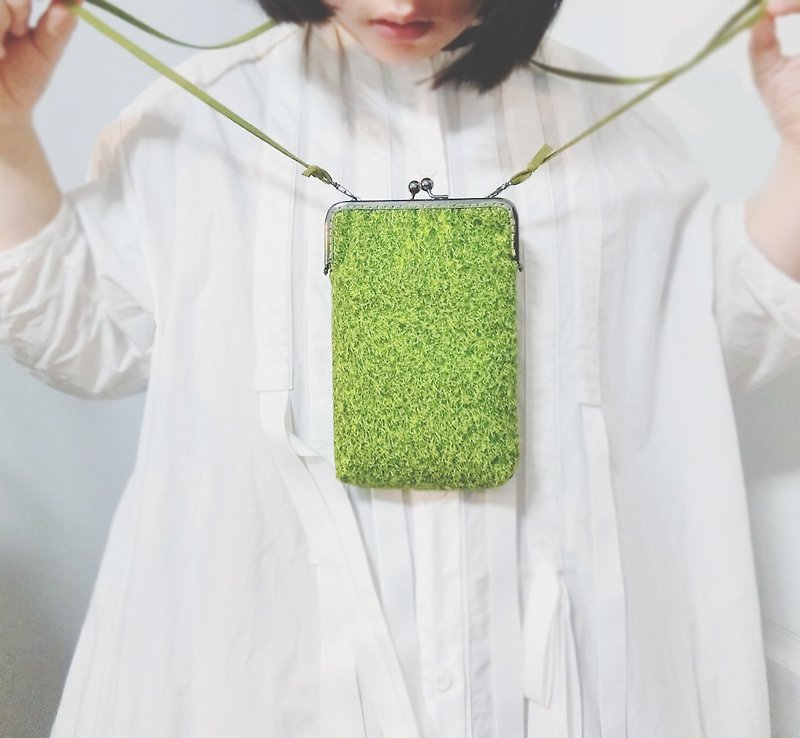 青青河边草 carry the bag mouth gold - Messenger Bags & Sling Bags - Other Materials Green