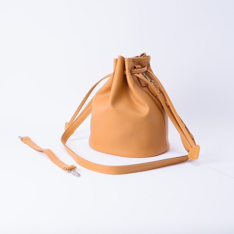 Candy style drawstring bucket bag can be used as a hand or shoulder bag and can be replaced with Candy brown/milk candy - กระเป๋าแมสเซนเจอร์ - หนังเทียม สีส้ม