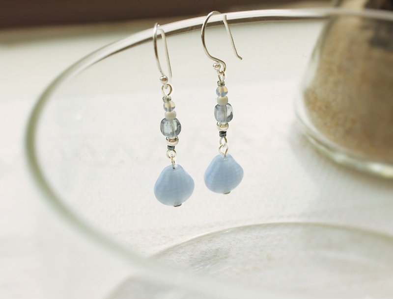 *hippie* Shell│Blue & White Ocean Tones Czech Glass Drop Earrings - ต่างหู - แก้ว สีน้ำเงิน
