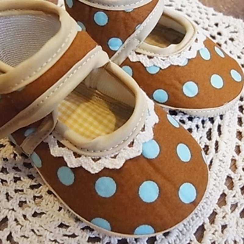 Baby little shoes (blue dots on coffee bottom) - รองเท้าเด็ก - วัสดุอื่นๆ ขาว