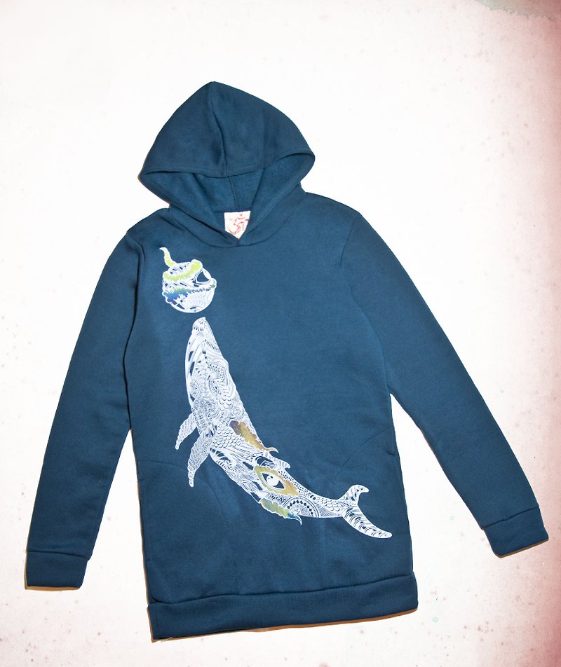 手感連帽內刷毛長版上衣-潛出水面的鯨魚(藍) - Tシャツ - コットン・麻 ブルー