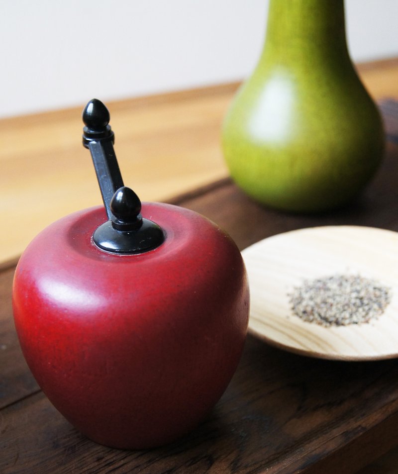 Miss Apple (handle black) and Mr. Western pear (top cover silver metal color) pepper shaker and salt shaker set - เครื่องครัว - ไม้ สีแดง