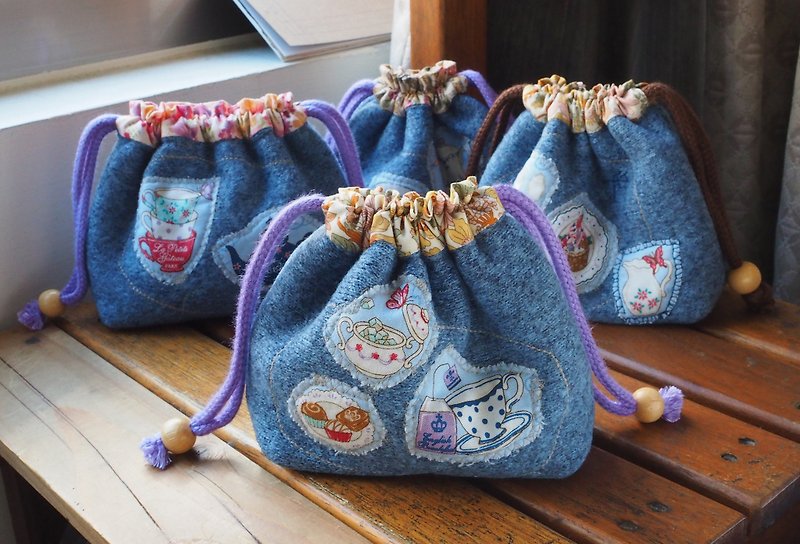 howslife】 【Applique embroidery afternoon floral small pocket inside the pocket - กระเป๋าเครื่องสำอาง - วัสดุอื่นๆ หลากหลายสี