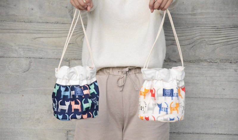 ::瀏海樹:: 側背水桶包＿手繪系貓咪 (東京限量款) - 側背包/斜孭袋 - 其他材質 藍色