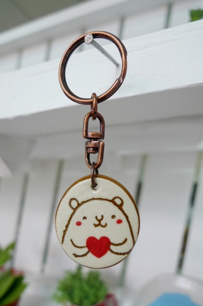 Heart holding key ring-bear - พวงกุญแจ - วัสดุอื่นๆ สีนำ้ตาล