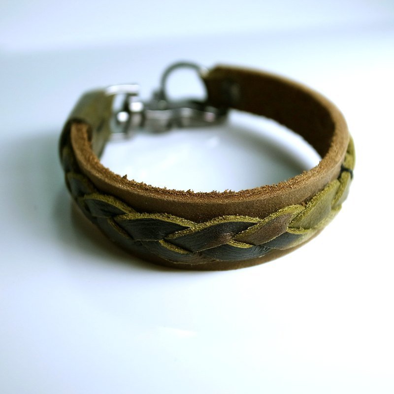 Silk satin soft matte leather with camouflage gradation printed pattern cowhide woven bracelet New York hand-made leather goods - สร้อยข้อมือ - หนังแท้ สีเขียว