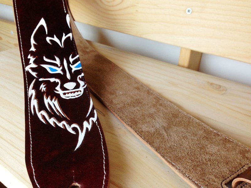 [DOZI hand-made leather guitar strap], Wolf Totem style, aboriginal totem, including security buckle design, guitar buckle, strap button, like Pictured umber - อื่นๆ - หนังแท้ สีนำ้ตาล