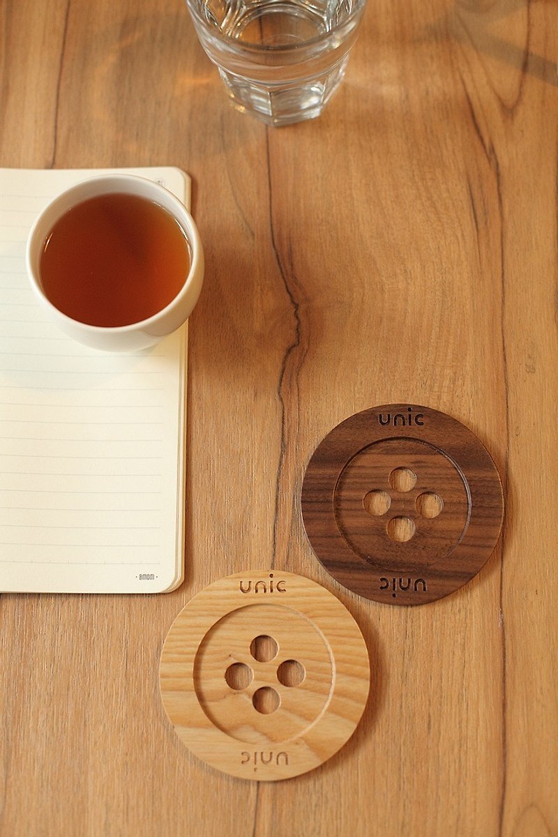 Unic天然原木鈕扣造型杯墊【可客製化】 - 杯墊 - 木頭 咖啡色