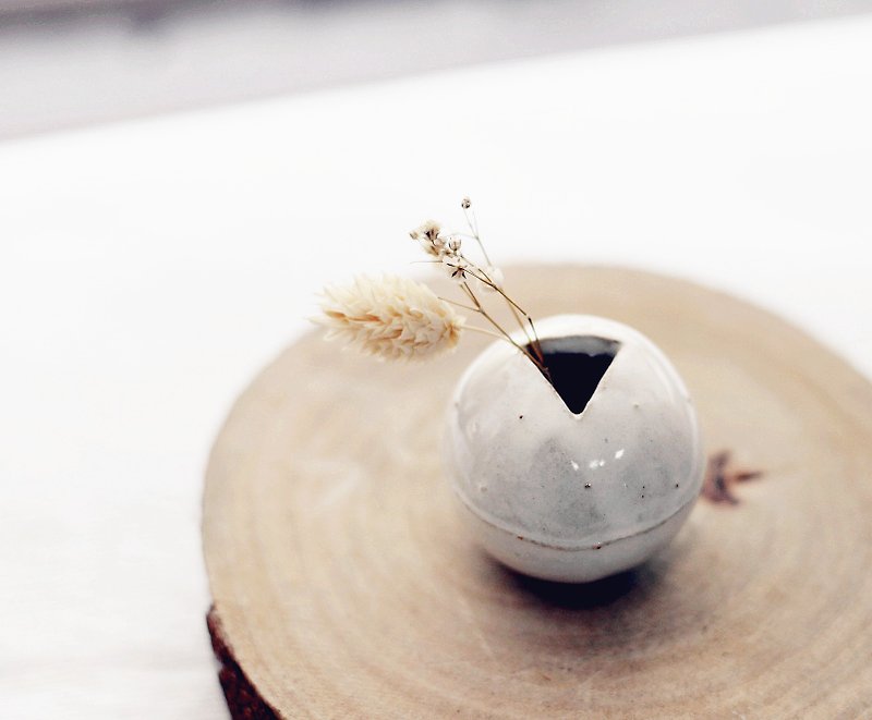 【好日戀物】日本手作球形陶製花器 - 植栽/盆栽 - 其他材質 白色