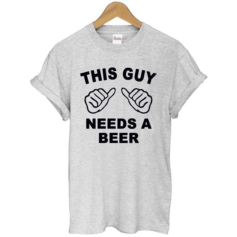 THIS GUY NEEDS BEER short-sleeved T-shirt -2 colors This man needs beer fun new year party gift Wenqing art design fashionable text fashion - เสื้อยืดผู้ชาย - วัสดุอื่นๆ หลากหลายสี