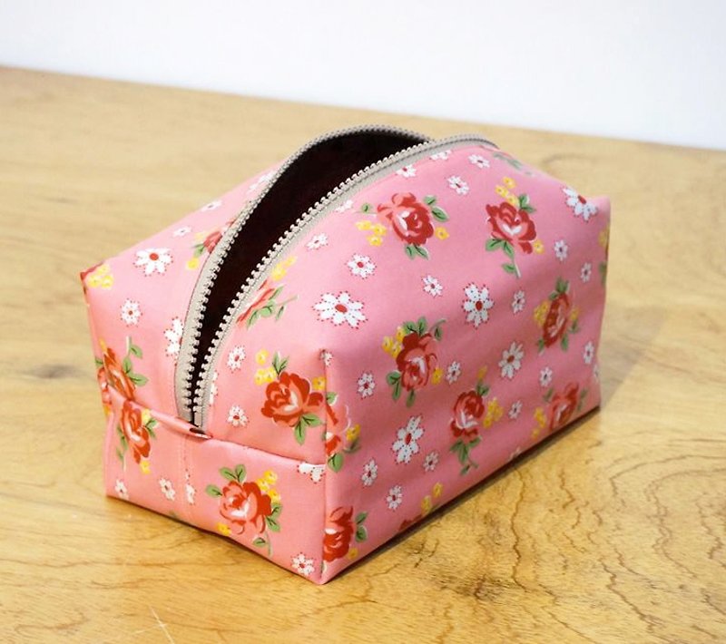 Retro Rose Garden travel carry bag - กระเป๋าเครื่องสำอาง - วัสดุอื่นๆ สึชมพู