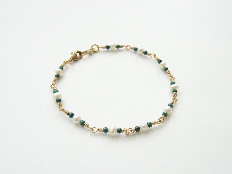 ::Daily Jewels:: Tiny Freshwater Pearls & Malachite Beads Brass Bracelet (14KGF Available) - สร้อยข้อมือ - เครื่องเพชรพลอย ขาว