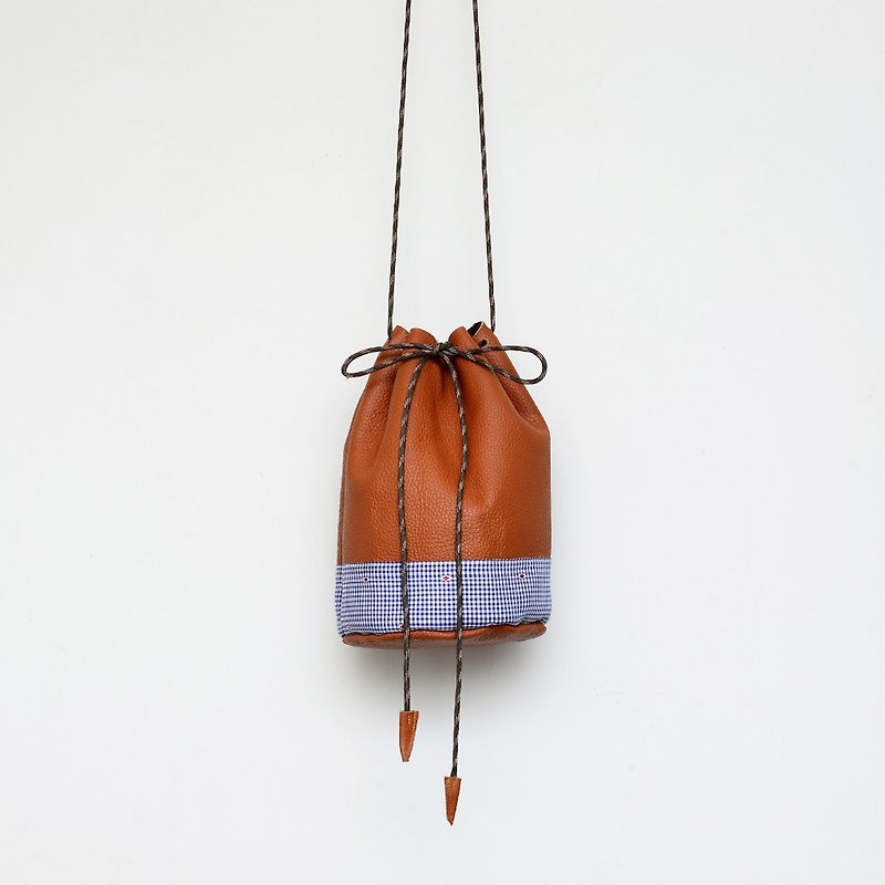 【手工娘子漢】五金行沒賣的水桶  牛皮 水桶包 側背 束口包 - Messenger Bags & Sling Bags - Genuine Leather Orange