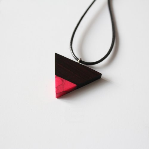 ブラックウッドヒルパインレッドストーン トライアングルネックレス