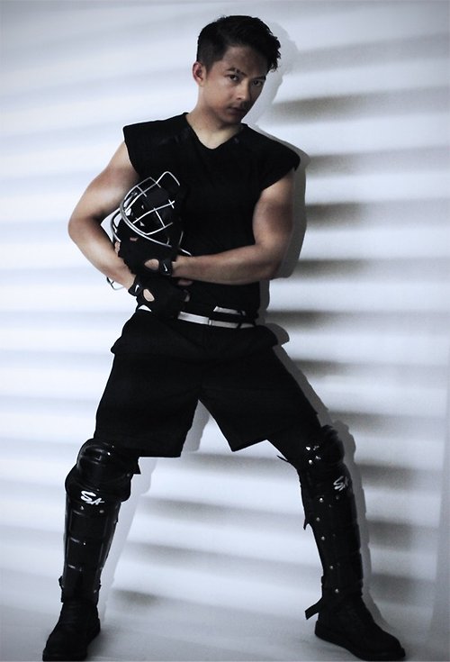 FASHION ICON 台灣 設計師品牌 男裝 時尚設計 前衛流行 無袖 墊肩 合身 美式足球造型 上衣 黑色