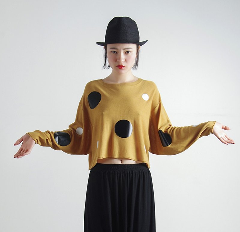 Black and white dots yellow Silky short board flying squirrel shirt - imakokoni - Women's Tops - Other Materials Gold