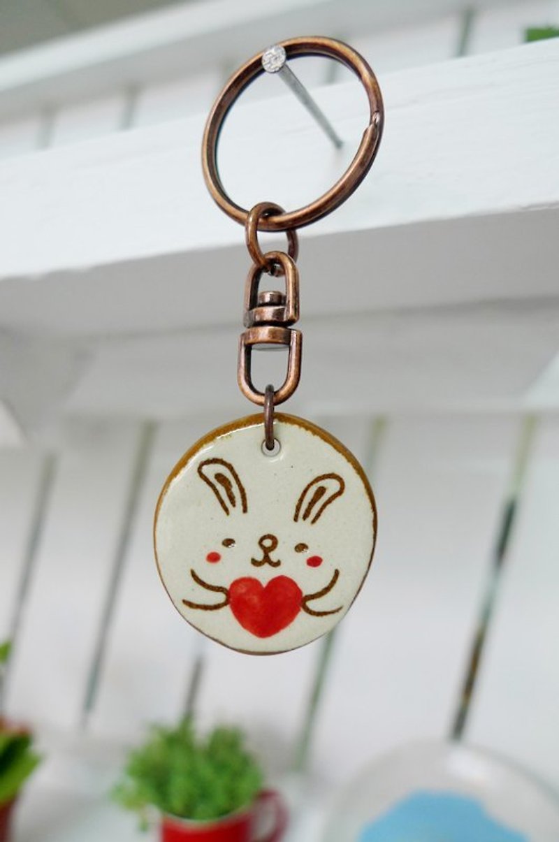 Heart holding key ring-rabbit - พวงกุญแจ - วัสดุอื่นๆ สีนำ้ตาล