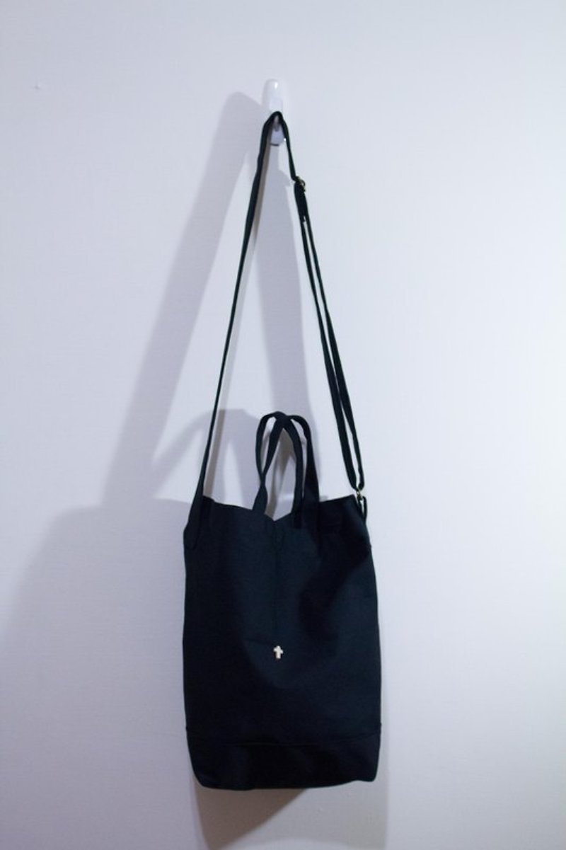 大學肩背包（黑） - Messenger Bags & Sling Bags - Other Materials Black