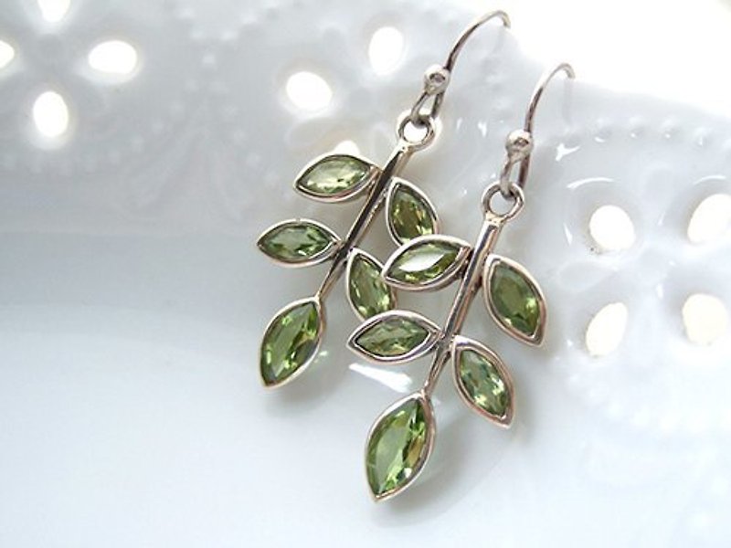 月桂葉‧寶石級天然橄欖石純銀耳環(耳針) - 耳環/耳夾 - 寶石 綠色