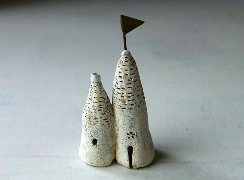 ring holder of house with flag and steps　旗と煙突のおうちのリングホルダー - 擺飾/家飾品 - 其他材質 白色