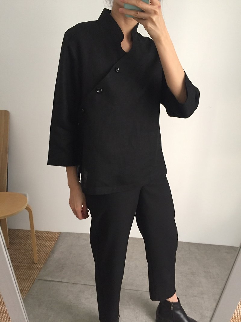 Fuko Blouse-Reinterpretation of Chinese style linen shirt - เสื้อเชิ้ตผู้หญิง - ผ้าฝ้าย/ผ้าลินิน สีดำ