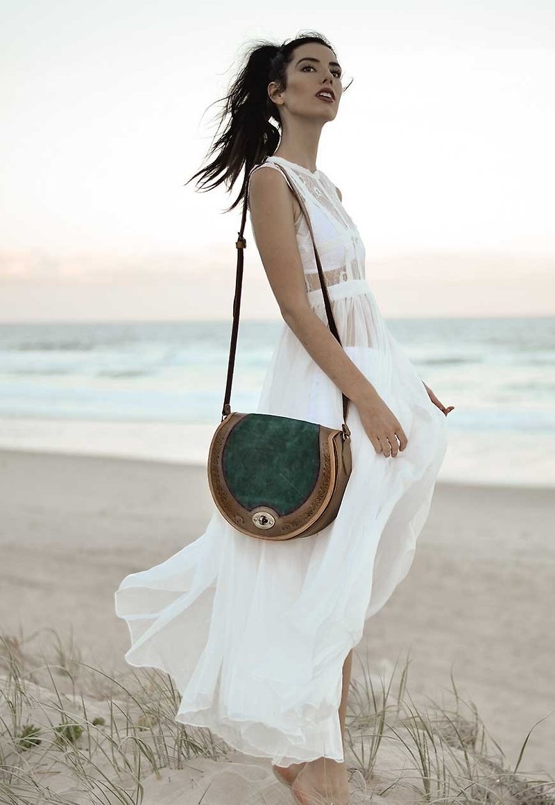 Amora hand side velvet embossed shoulder bag (large) green - กระเป๋าแมสเซนเจอร์ - หนังแท้ สีดำ