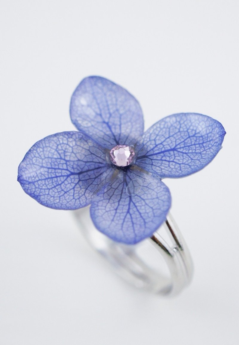 Rhapsody in Garden – Blue Real Hydrangea Flower with Swarovski Crystal Ring - แหวนทั่วไป - เครื่องเพชรพลอย สีน้ำเงิน