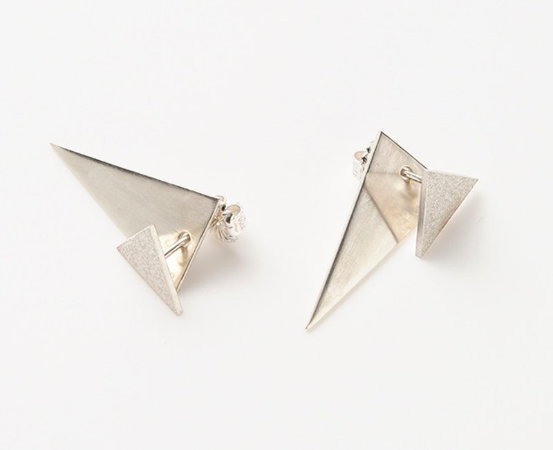 Triangle earrings (mat / 2way) - ต่างหู - โลหะ สีเทา