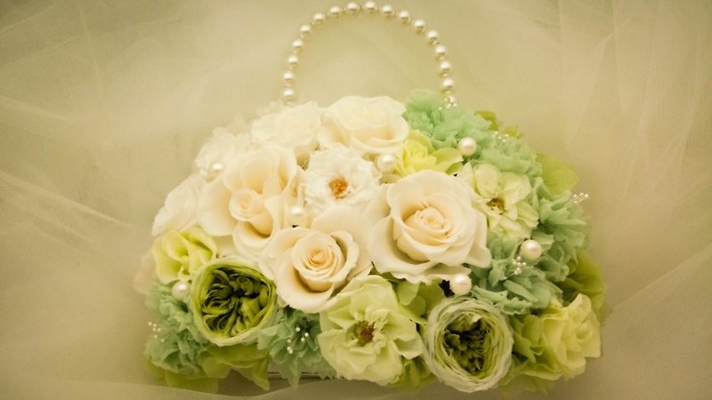 Kinki hand-made white and green Love does not wither couture handbag portable bouquet bouquet - ตกแต่งต้นไม้ - พืช/ดอกไม้ สีเขียว