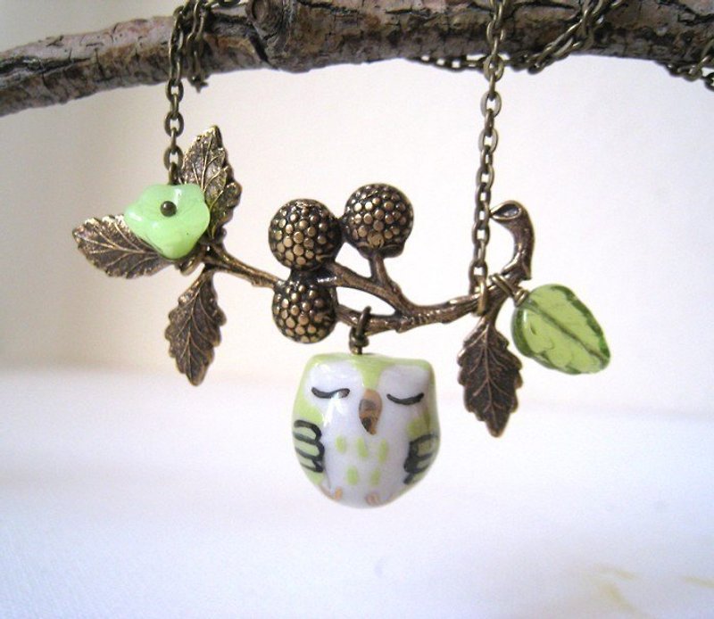 Owl necklace under the cranberry tree - สร้อยคอ - วัสดุอื่นๆ 