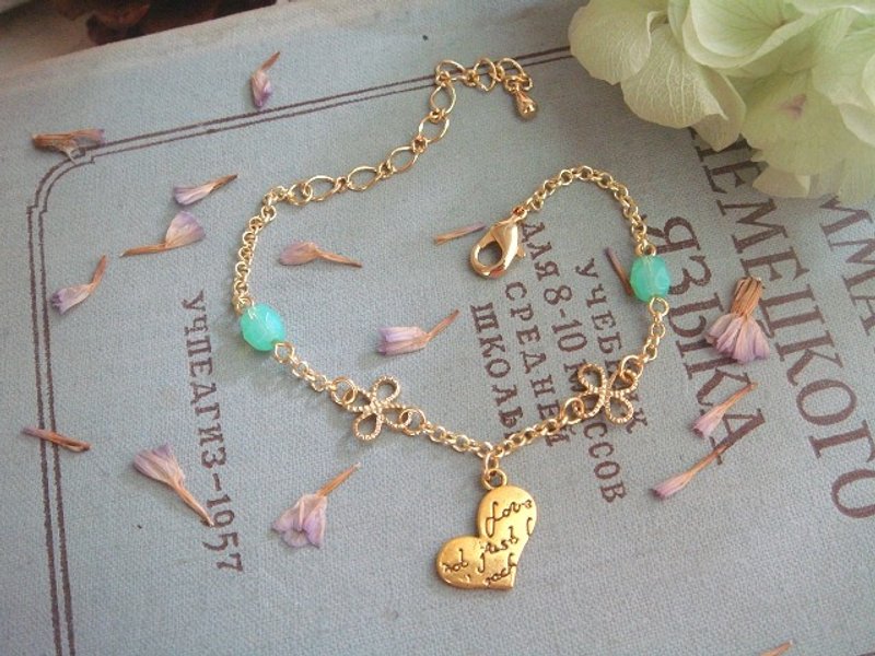 アンティーク晋陽ワード斜めハートクローバーチェコビーズブレスレット*ミントグリーンハンドルB180をGarohands - ブレスレット - 金属 ゴールド