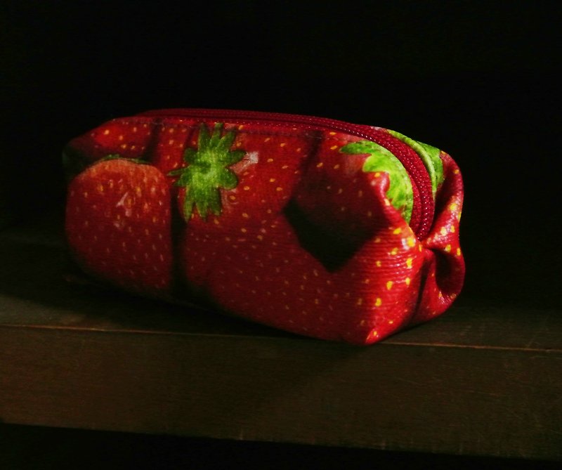 [T - C] Strawberry handmade purse can hang the bag when the key ring - กระเป๋าใส่เหรียญ - วัสดุอื่นๆ 