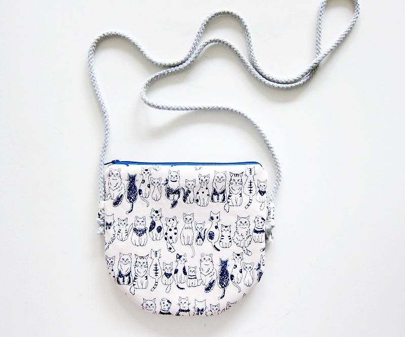 Semi-slung zipper bag / purse cats lined up (also choose other purse fabric patterns) - กระเป๋าแมสเซนเจอร์ - วัสดุอื่นๆ สีน้ำเงิน