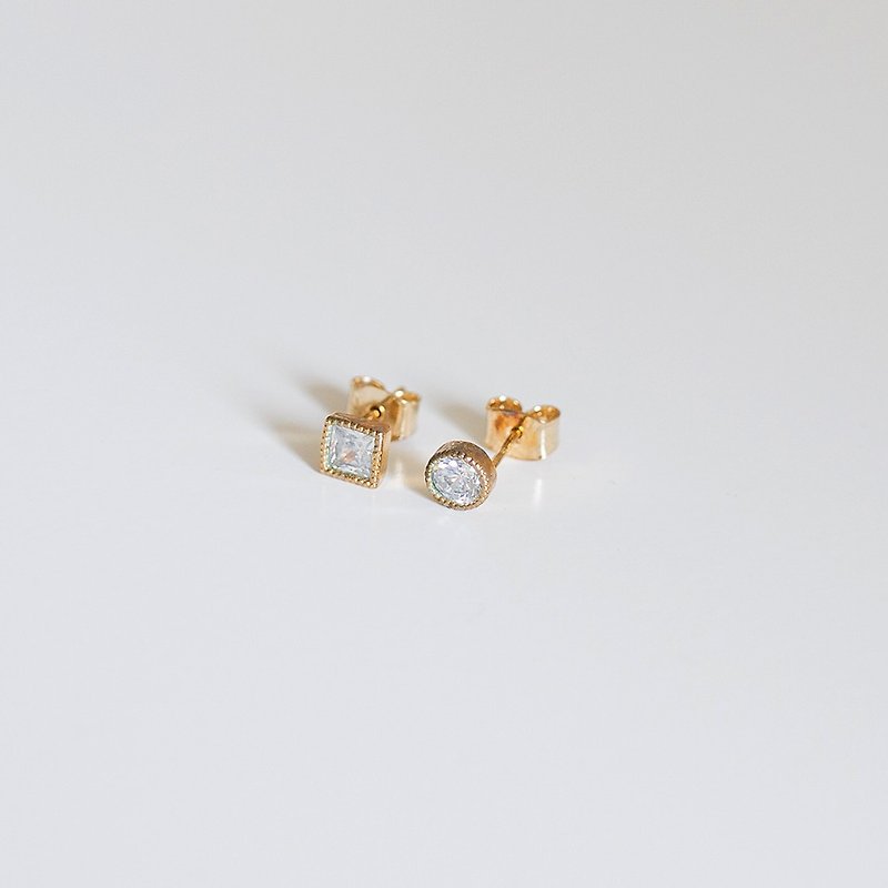 OOPSY - Trimmed Crystal Stud Earrings/ 鑲邊水晶耳飾 - 耳環/耳夾 - 其他材質 灰色