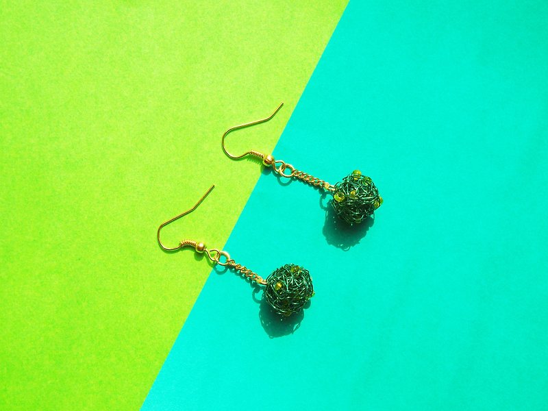 E041 ordered Japanese round wonderful hand woven Bronze wire with a simple yellow emerald green translucent beads Earrings - Earrings & Clip-ons - Other Materials Green