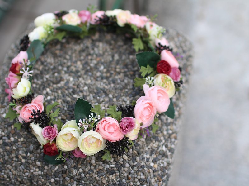 FaChic wreath of artificial flowers series │ picnic. Bridal headdress (Pink) - เครื่องประดับผม - วัสดุอื่นๆ สึชมพู